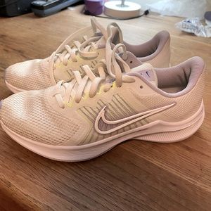 Women Nike tennis shoes